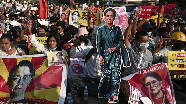 Mantan pemimpin de facto Myanmar, Aung San Suu Kyi, bakal dipenjara total selama 33 tahun berdasarkan keputusan pengadilan negara tersebut.