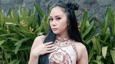 img-title Denise Makan Babi Bareng 'Ayang', Agama Regi Datau Disinggung Warganet