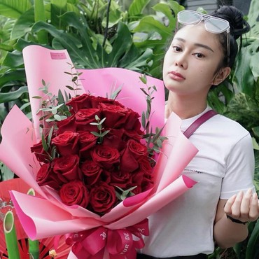 Denise Cadel Bikin Spanduk Permintaan Maaf untuk Uya Kuya, tapi Bohong?