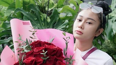 img-title Denise Cadel Bikin Spanduk Permintaan Maaf untuk Uya Kuya, tapi Bohong?