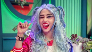 img-title Masih Pakai Handuk, Dewi Perssik Ngamuk ke Netizen Perkara Hydroquinone