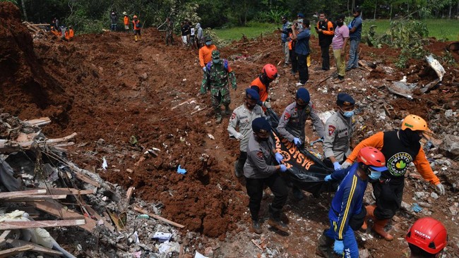 Korban meninggal dunia akibat longsor Nganjuk menjadi 13 orang. Sementara 6 orang masih dinyatakan hilang.