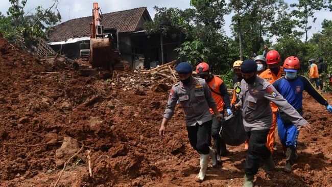 Total korban longsor di Nganjuk bertambah menjadi 18 orang, usai penemuan lima jenazah pada Kamis (18/2).