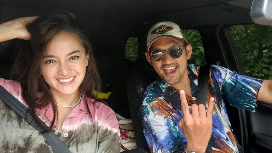 Potret bulan madu Ibnu Jamil dan Ririn Ekawati.