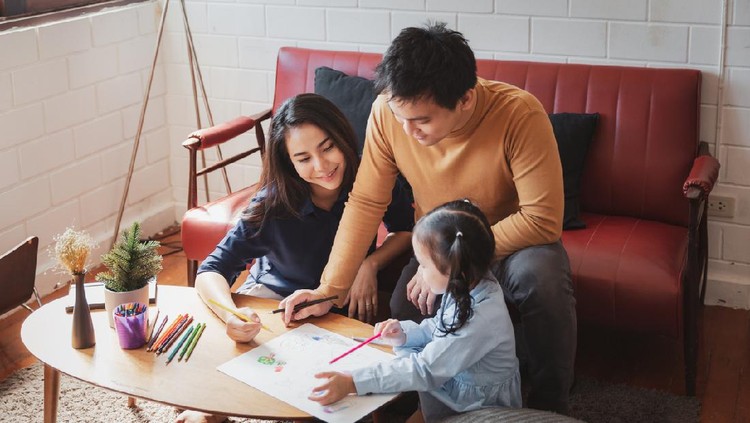 Ilustrasi Belajar Kreatif Family at home playing and teaching child girl how to draw.