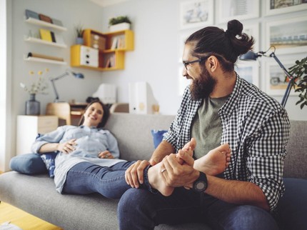 Tips Mengatasi Kaki Bengkak Saat Hamil, Bunda Perlu Tahu