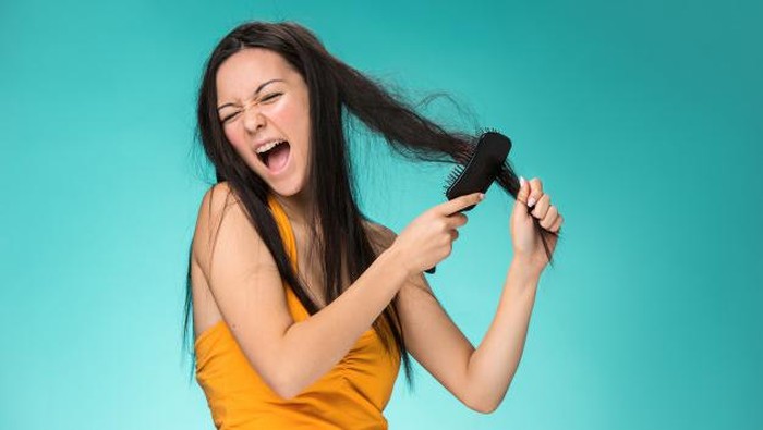 Selain Wajah, Rambut Juga Bisa Mengalami Penuaan Dini! Kenali Tanda-tandanya Selain Wajah, Rambut Juga Bisa Mengalami Penuaan Dini! Kenali Tanda-tandanya