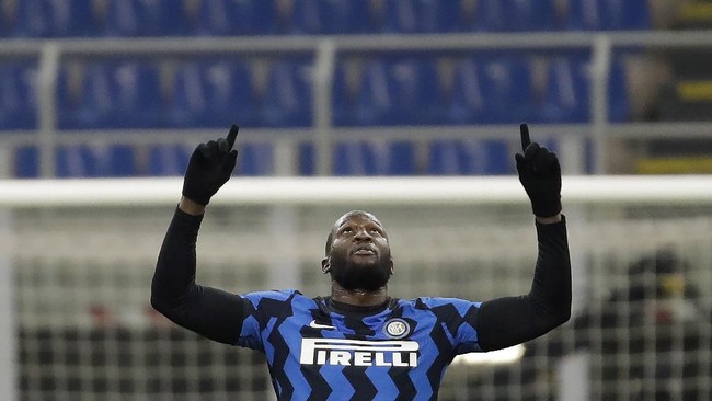 Romelu Lukaku menyamai rekor langka yang sudah bertahan selama 71 tahun saat Inter Milan mengalahkan AC Milan 3-0 di Liga Italia.
