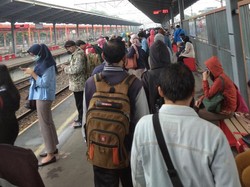 Cerita Penumpang KRL Antre 1 Jam di Stasiun Bekasi Saat Senin Pagi