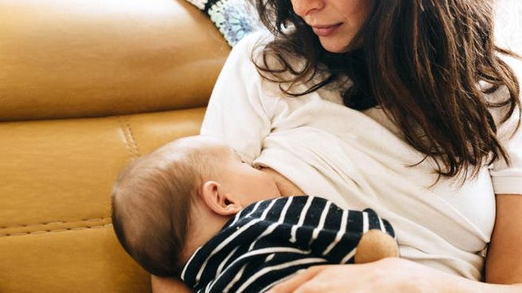 Pemberian ASI eksklusif menjadi nutrisi vital bagi bayi sejak lahir. Terutama ketika Bunda memberikan ASI eksklusif 6 bulan yang menunjang tumbuh kembangnya.