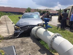 Ambyar! Nekat Ngebut Saat Test Drive, Mercedes-Benz Seharga Miliaran Langsung Ringsek