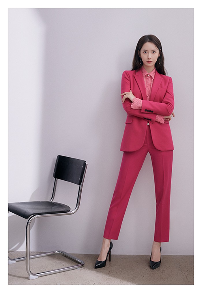 Flawless dengan celana, blouse, dan jas yang serba berwarna magenta. (Foto: jigott.co.kr)