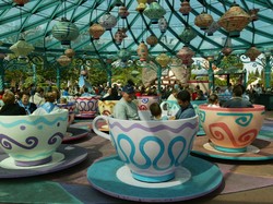 Disneyland Cabut Aturan Wajib Masker di Dalam Ruangan