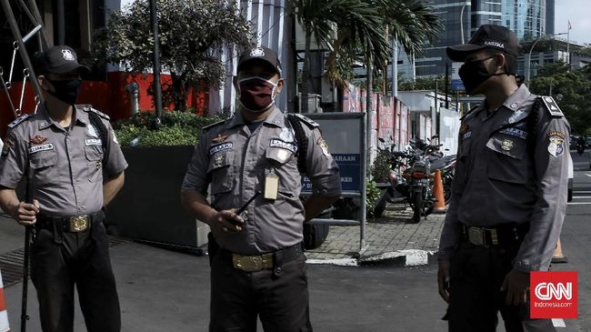 Proses perubahan seragam Satpam masih digodok oleh kepolisian. Warna seragam Satpam yang baru nantinya akan diperkenalkan saat Hari Ulang Tahun (HUT) Satpam.