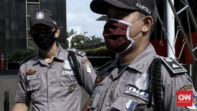 Seragam satpam yang semula berwarna biru sempat diubah menjadi cokelat muda beberapa waktu lalu. Polri berencana mengubah kembali warna seragam satpam.