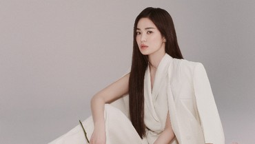 img-title Song Hye Kyo Pamer Kado Manis dari Kim Hee Sun & Song Yoon Ah