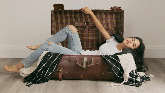 Suka Kegiatan Outdoor? Intip Inspirasi Outfit ala Maudy Ayunda