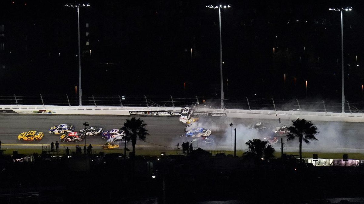 FOTO: Tabrakan Mengerikan di Nascar Daytona 500