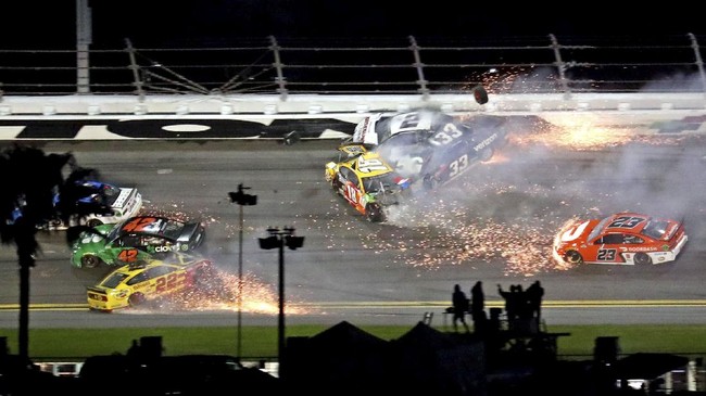 FOTO: Tabrakan Mengerikan di Nascar Daytona 500