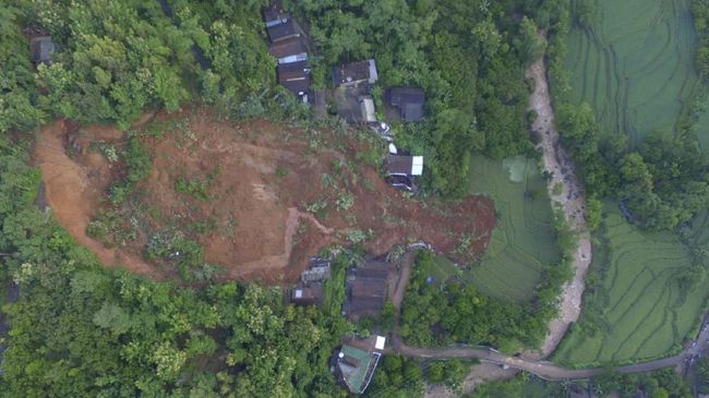 Sedikitnya 11 orang tewas dan 35 terluka akibat bencana tanah longsor yang dipicu hujan lebat di sebuah gunung di Provinsi Risaralda tengah-barat Kolombia.