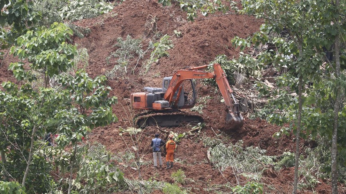 FOTO: Longsor di Nganjuk Telan Korban Jiwa