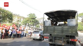 VIDEO: Pedemo Myanmar Diadang Kendaraan Lapis Baja