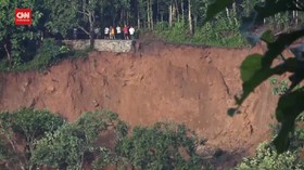 VIDEO: Tebing Longsor, 20 Orang Dinyatakan Hilang