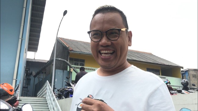 Uya Kuya Akhirnya Minta Maaf Usai Aksi Joget di DPR Viral Anggota Komisi IX DPR RI Surya Utama alias Uya Kuya meminta maaf atas video joget-joget anggota dewan yang viral di media sosial.