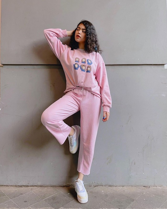 Ingin tampil sporty tapi tetap stylish? Coba tiru ide fashion Jharna yang satu ini. Kamu bisa memakai satu set sweater dan celana warna pink yang dipadukan dengan sneakers putih (Foto: www.instagram.com/jharnabhagwani/).