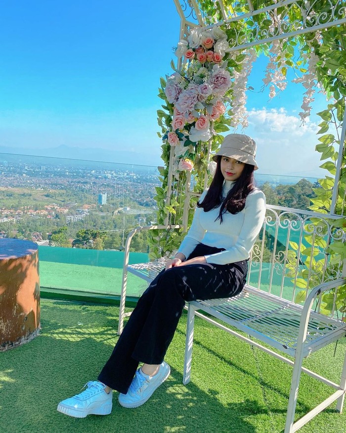 Tampil casual bernuansa black and white, why not? Kamu bisa memadukan long neck shirt putih dengan celana hitam. Tambahkan bucket topi berwarna krem dan sneakers putih agar tampilan kamu makin kece, Ladies (Foto: www.instagram.com/jharnabhagwani/).