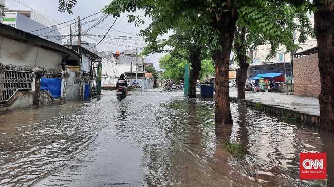 Sebanyak 5 RT di Jakarta Barat tergenang banjir usai hujan di ibu kota, Selasa (15/3).