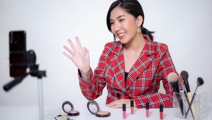 Berdasarkan Kepribadian, 6 Zodiak Ini Cocok Banget Jadi Beauty Influencer!