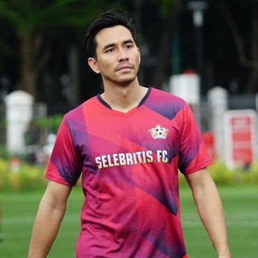 Potret Aksi Darius Sinathrya di Lapangan Hijau