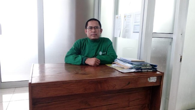 Perawat mengawal pasien Covid-19 dalam situasi apapun, bahkan saat dirinya sendiri kelelahan. Mereka lelah menghadapi wabah.