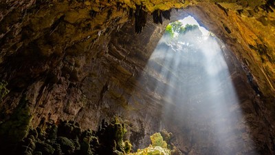 Menggantung Vertikal di Gua Luweng Ombo Pacitan