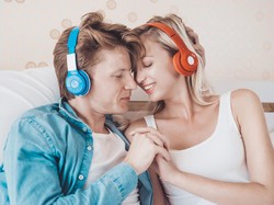 15 Lagu Romantis yang Cocok Dinyanyikan dengan Pasangan