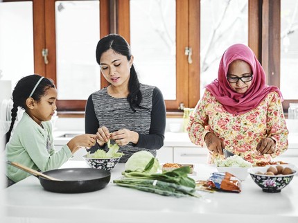 4 Cara Hadapi Mertua yang Ikut Campur Metode Pengasuhan Anak