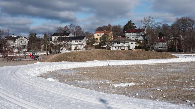 Menipisnya salju plus pandemi virus Corona terpaksa menggagalkan rencana penduduk Norwegia main ski di gunung. Lereng salju buatan akhirnya dibangun.