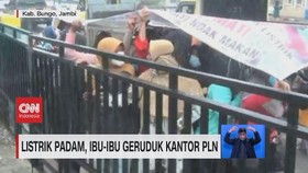 VIDEO: Listrik Padam, Ibu-ibu Geruduk Kantor PLN
