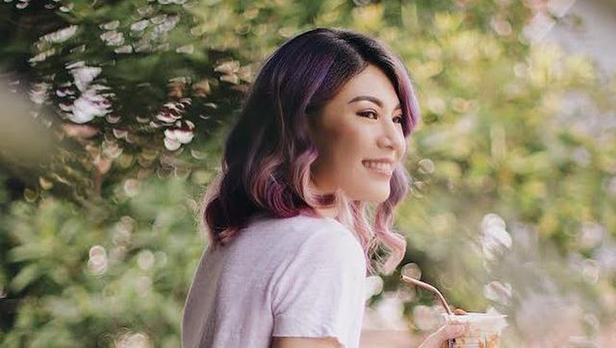 Modisnya Influencer Andrea Gunawan Saat Ngopi dan Makan Salad Modisnya Influencer Andrea Gunawan Saat Ngopi dan Makan Salad