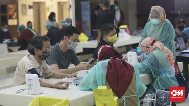 Pemerintah akan memberikan kompensasi atau ganti rugi bagi masyarakat yang menderita efek samping dari vaksin corona. Tapi bukan uang tunai.