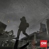 Pekerja melintas di kawasan Jalan Sudirman, Jakarta, Selasa, 16 Februari 2021.CNN Indonesia/Adhi Wicaksono