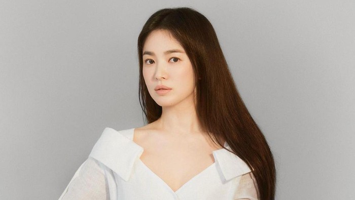Song Hye Kyo Aktris Korea Pertama yang Terpilih Sebagai Brand Ambassador Fendi Song Hye Kyo Aktris Korea Pertama yang Terpilih Sebagai Brand Ambassador Fendi