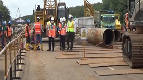 VIDEO: Proses Perbaikan Tol Cipali KM 122 Baru 10 Persen