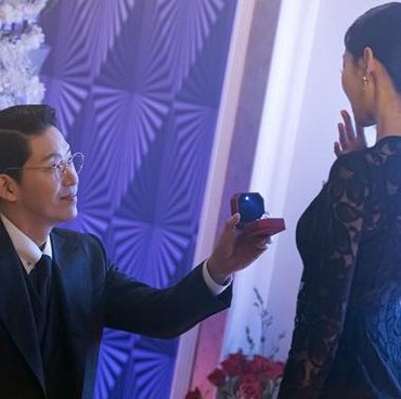 Uhm Ki Joon Berlutut Melamar Kim So Yeon di 'The Penthouse 2'