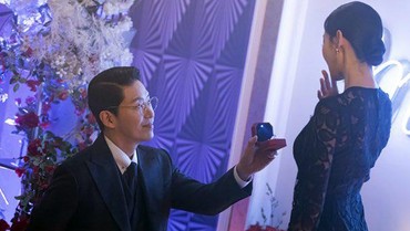 Uhm Ki Joon Berlutut Melamar Kim So Yeon di 'The Penthouse 2'