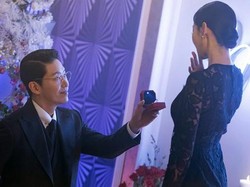 Alasan Mengapa Pria Berlutut Saat Melamar Wanita