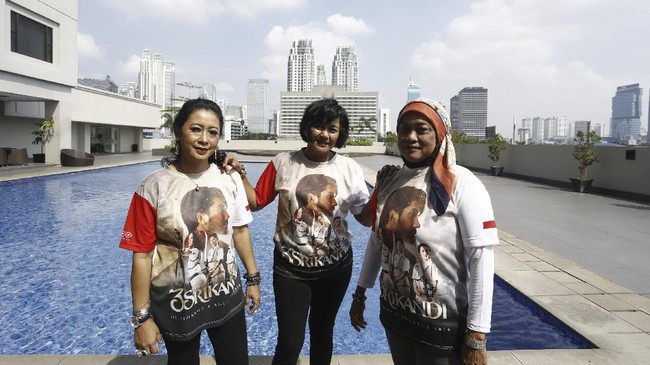 Tiga srikandi dari cabang olahraga panahan adalah sosok atlet pertama yang memberikan medali bagi Indonesia di Olimpiade.