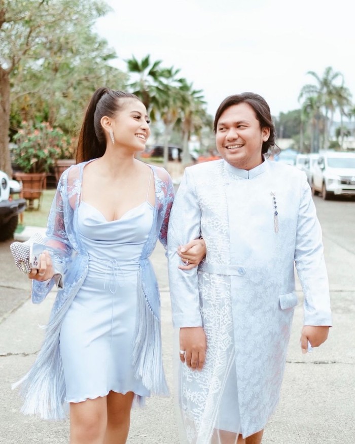 Inspirasi outfit kondangan ala Awkarin yang satu ini cocok buat kamu yang suka tampil dengan pilihan warna cerah. Padukan outer kebaya warna biru muda yang diberi detail rumbai cantik di bawahnya dengan bodycon senada (Foto: www.instagram.com/awkarin/).