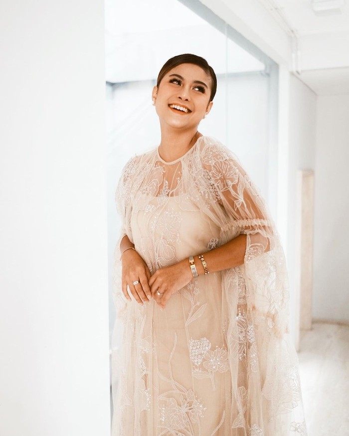 Terlihat feminin memakai kebaya warna pink, membuat kamu terlihat manis saat menghadiri kondangan, Ladies. Inpirasi outfit kondngan kali ini kamu bisa memadukan antara dress kebaya dan bodycon berwarna senada pink (Foto: www.instagram.com/awkarin/).